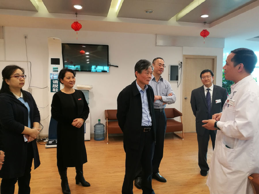 专家组对附属人民医院进行实地考察.jpg